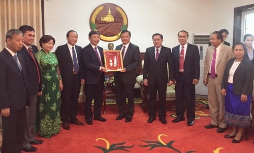 Tỉnh trưởng tỉnh Sa-van-na-khẹt tặng quà lưu niệm cho Chủ tịch UBND tỉnh Quảng Bình