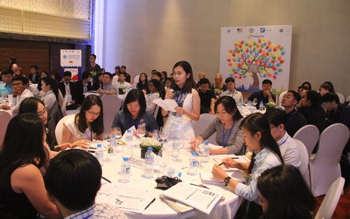 Nhiều bạn trẻ của Việt Nam đã trao đổi tại Hội thảo