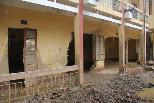 Trường tiểu học & THCS Thị trấn Mù Cang Chải bị lũ ống tàn phá như thế này