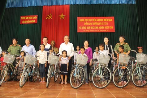 Phó Thủ tướng Trương Hòa Bình cùng các đại biểu trao xe đạp và quà cho các em học sinh nghèo vượt khó xã Đồng Tĩnh và xã Đại Đình. Ảnh: VGP