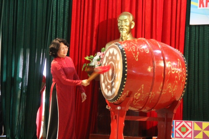 Phó Chủ tịch nước Đặng Thị Ngọc Thịnh dự Khai giảng tại Mường La