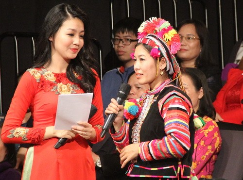 Cô Lỳ Hà Xó (bên phải) giao lưu với khán giả trong Chương trình "Thay lời tri ân"