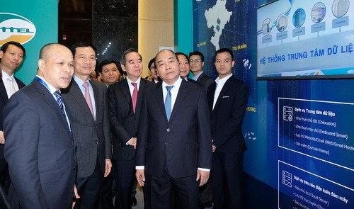 Thủ tướng Nguyễn Xuân Phúc thăm gian hàng của Viettel. Ảnh: VGP