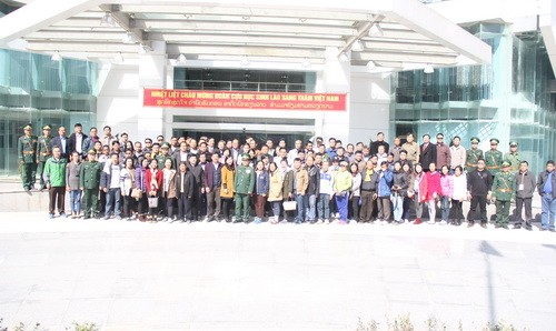 Bộ GD&ĐT và tỉnh Hà Tĩnh đã đón tiếp 100 cựu lưu học sinh Lào tại Cửa khẩu Quốc tế Cầu Treo