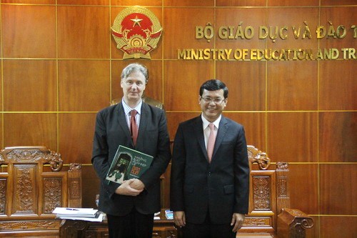 Thứ trưởng Nguyễn Văn Phúc tặng quà lưu niệm cho đại diện Đoàn phóng viên của Tạp chí First Vương Quốc Anh 