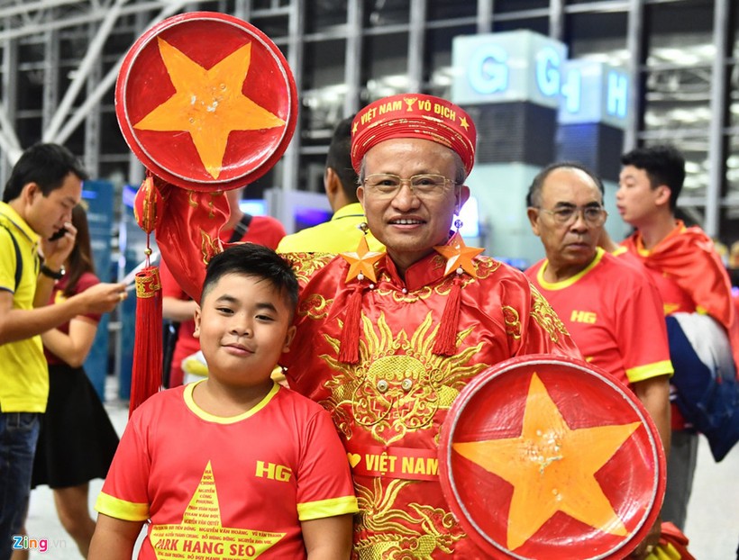 Đỏ rực cờ đỏ sao vàng cổ vũ U23 Việt Nam trước giờ “G“