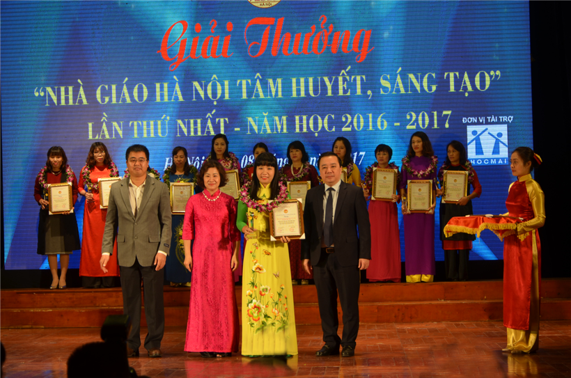 Lễ trao Giải thưởng "Nhà giáo Hà Nội tâm huyết, sáng tạo" lần thứ nhất năm học 2016-2017.