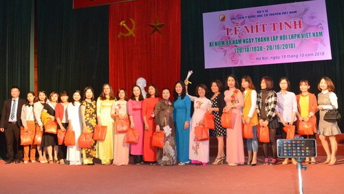 Những món quà ý nghĩa dành nữ cán bộ, viên chức Học viện Y - Dược học cổ truyền Việt Nam
