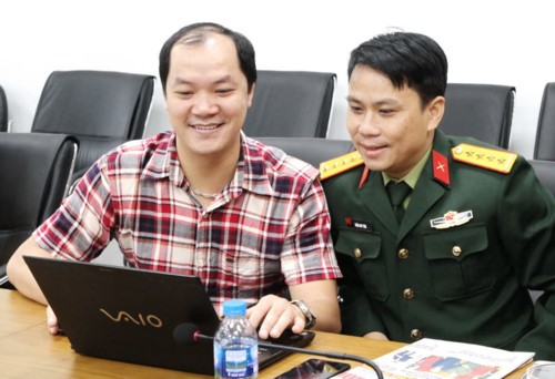 Nhà báo Trần Duy Văn (bên phải) giao lưu với bạn đọc của báo Giáo dục & Thời đại