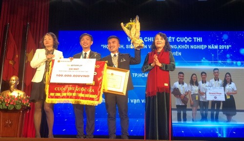 Thứ trưởng Nguyễn Thị Nghĩa trao giải Nhất cho dự án của sinh viên Đại học Quốc gia TP Hồ Chí Minh