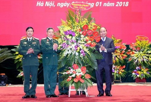 Thủ tướng tặng hoa chúc mừng Bộ Tư lệnh Tác chiến không gian mạng