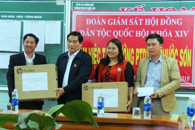 Đoàn giám sát Hội đồng Dân tộc Quốc hội cũng đã trao tặng Trường Phổ thông Dân tộc nội trú Phước Sơn 1 dàn máy vi tính, cùng 10 triệu đồng hỗ trợ cho quỹ khuyến học nhà trường.