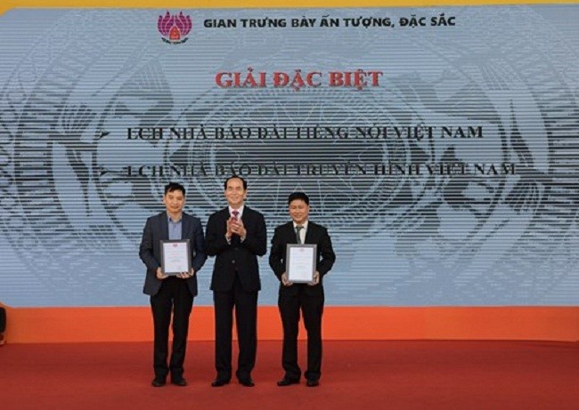 Chủ tịch nước Trần Đại Quang trao giải Đặc biệt cho Liên chi Nhà báo Đài Tiếng nói Việt Nam và Liên chi Nhà báo Đài Truyền hình Việt Nam. Ảnh theo báo QĐND