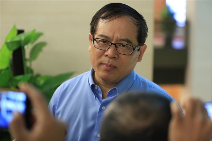 Đại biểu Nguyễn Quốc Hưng trao đổi với báo chí bên hành lang về việc ông đề xuất thu phí chia tay