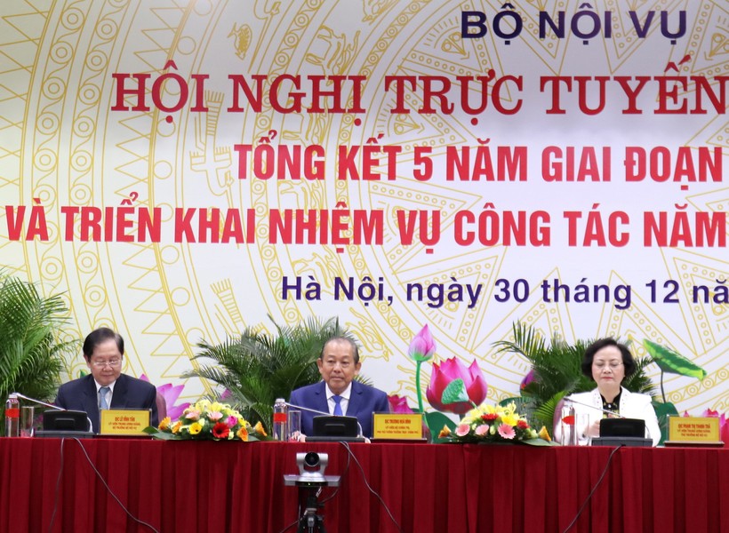 Phó Thủ tướng Thường trực Chính phủ Trương Hòa Bình (ở giữa) chủ trì Hội nghị