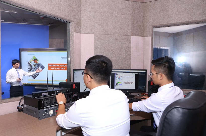 Giảng viên Trường ĐH Mở Hà Nội trong một tiết dạy trực tuyến tại Studio