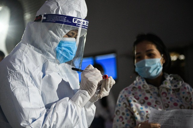 Cán bộ trường Đại học Y tế công cộng tham gia lấy mẫu ngay trong đêm cho công nhân khu công nghiệp ở Chí Linh (Hải Dương). Ảnh: Cổng thông tin điện tử Bộ Y tế