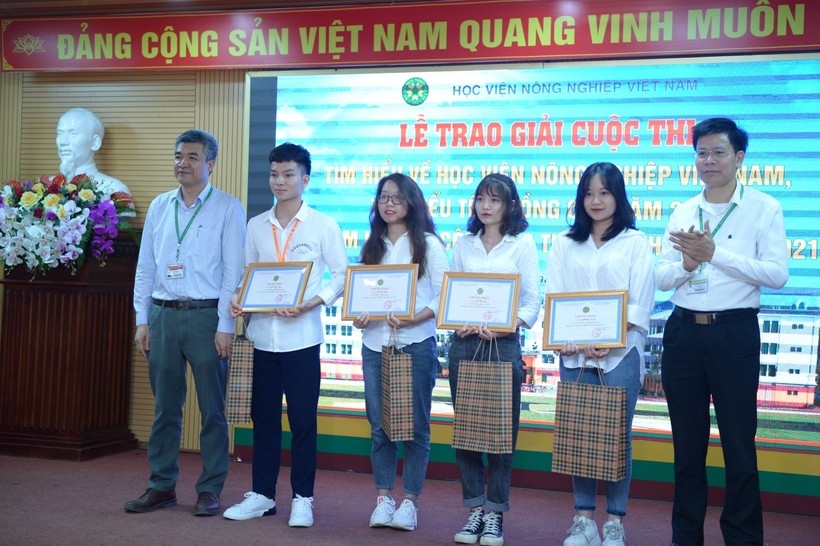 Đại diện lãnh đạo Học viện Nông nghiệp Việt Nam trao giải cho các thí sinh 