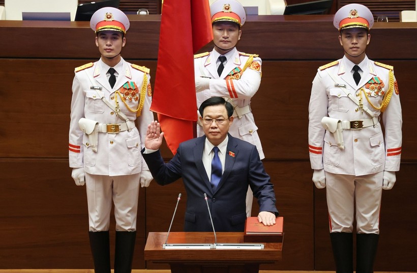 Chủ tịch Quốc hội Vương Đình Huệ thực hiện nghi lễ tuyên thệ nhậm chức.