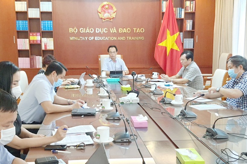 Thứ trưởng Bộ GD&ĐT Hoàng Minh Sơn chủ trì cuộc họp.