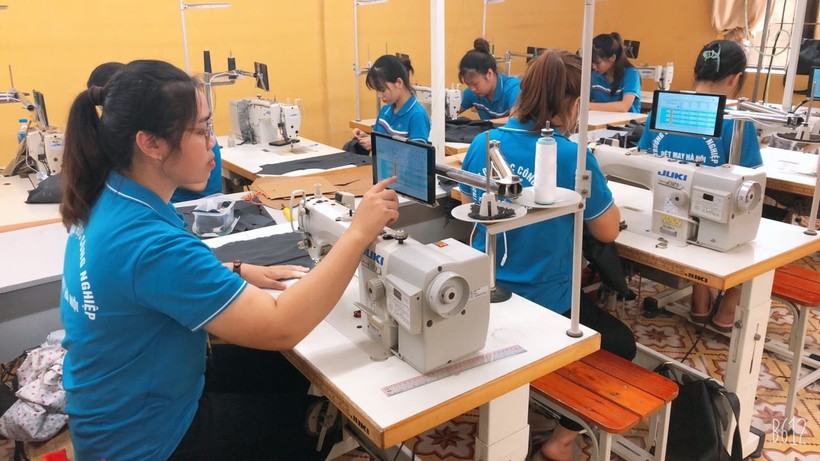 Sinh viên Trường ĐH Công nghiệp Dệt may Hà Nội thực tập tại Trung tâm sản xuất dịch vụ của trường. Ảnh chụp tại thời điểm chưa có dịch Covid-19. NVCC.