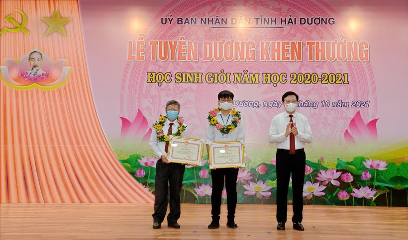 Thầy giáo Lê Thanh Bình (ngoài cùng bên phải) và em Đào Duy Anh (ở giữa) được UBND tỉnh Hải Dương vinh danh, khen thưởng. Ảnh: NVCC