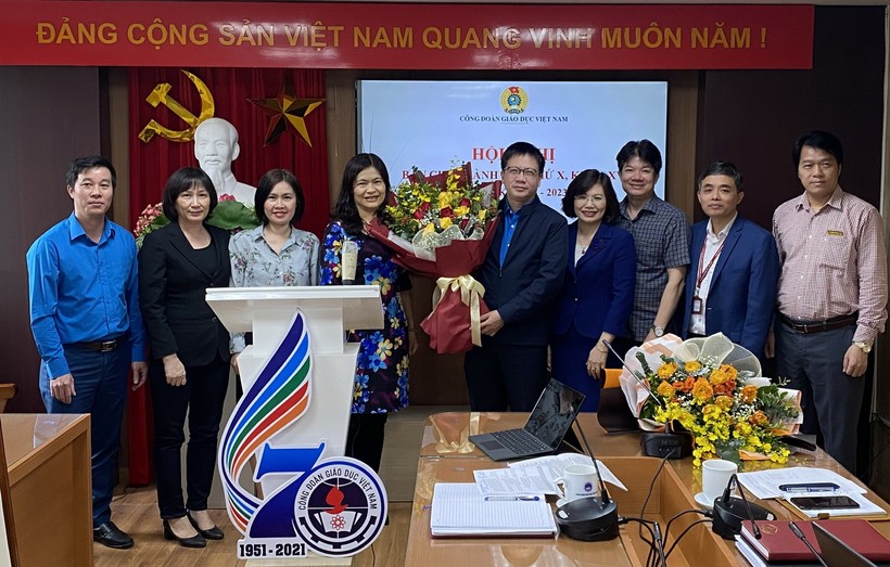 Đại diện Ban chấp hành Công đoàn Giáo dục Việt Nam tặng hoa chúc mừng TS Nguyễn Ngọc Ân