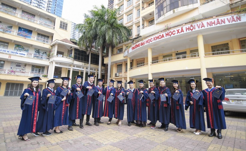 Học viên cao học ngành Báo chí của Trường ĐH Khoa học Xã hội và Nhân văn (ĐH Quốc gia Hà Nội) trong ngày nhận bằng tốt nghiệp.