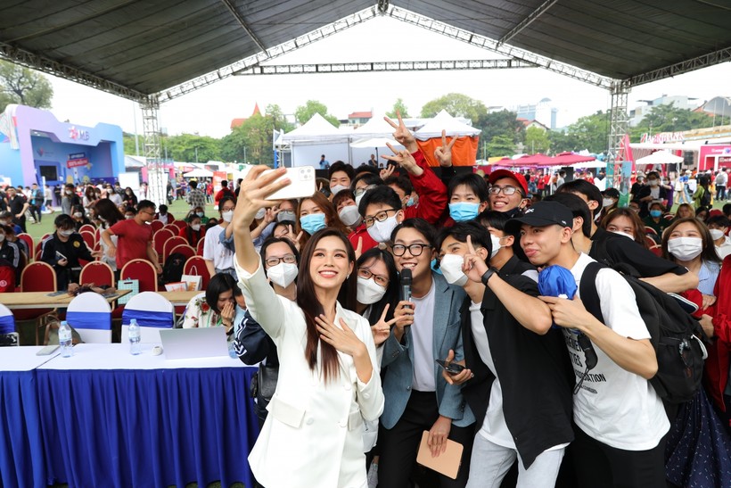Sau thời gian giao lưu với các bạn sinh viên, Hoa hậu Việt Nam Đỗ Thị Hà chụp hình cùng các bạn trẻ.