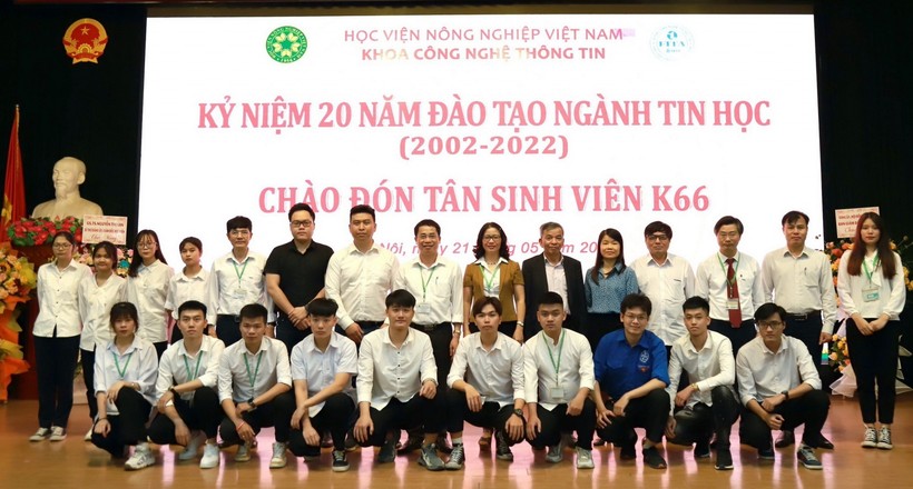 Lãnh đạo Học viện Nông nghiệp Việt Nam và lãnh đạo Khoa Công nghệ thông tin chào đón tân sinh viên khoá 66