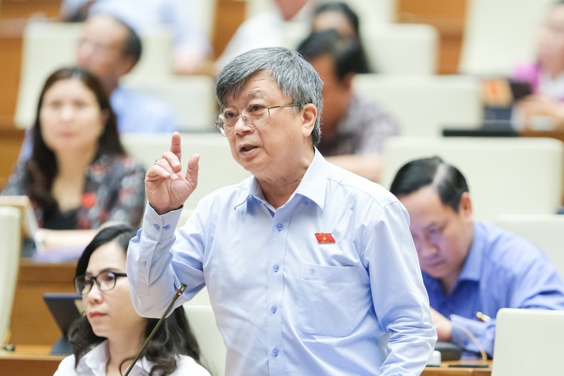 Đại biểu Trương Trọng Nghĩa - Đoàn ĐBQH Tp.Hồ Chí Minh tranh luận tại hội trường.