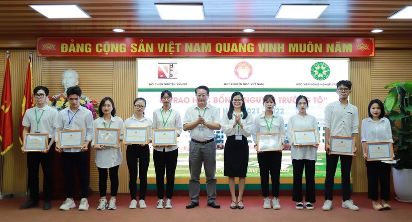TS Giang Trung Khoa - Trưởng Ban Công tác Chính trị & Công tác sinh viên, Học viện Nông nghiệp Việt Nam trao học bổng cho sinh viên