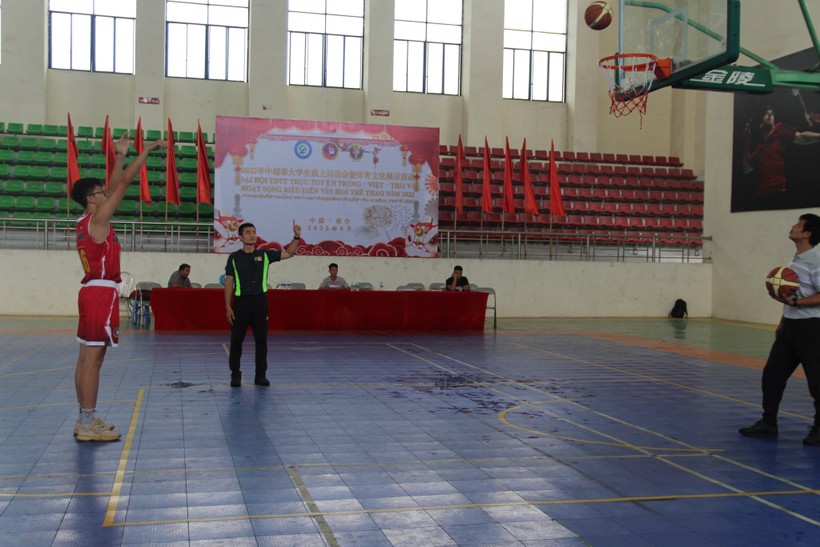 Sinh viên Trường ĐH Sư phạm TDTT Hà Nội thi nội dung ném bóng rổ