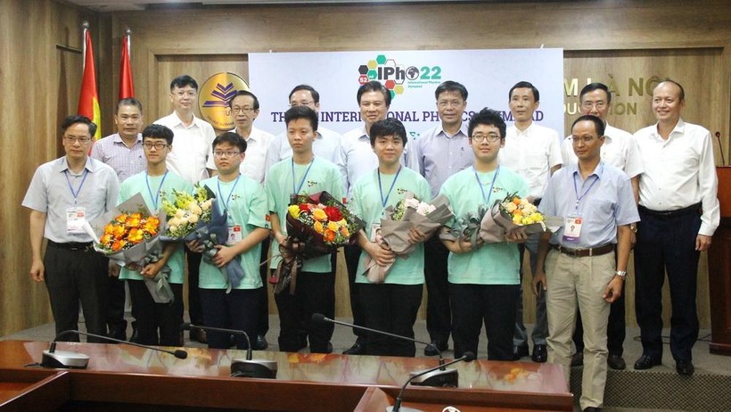 Thứ trưởng Bộ GD&ĐT Nguyễn Hữu Độ và Hiệu trưởng Trường ĐHSP Hà Nội Nguyễn Văn Minh tặng hoa chúc mừng đội tuyển Việt Nam tham dự IPhO 2022