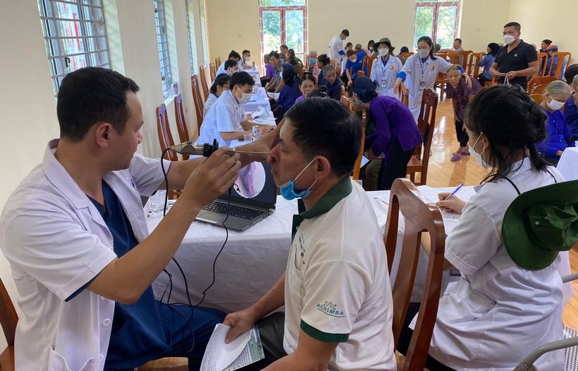 Rất đông người dân được bác sĩ, sinh viên tình nguyện của Học viện Y dược học cổ truyền Việt Nam khám bệnh miễn phí 