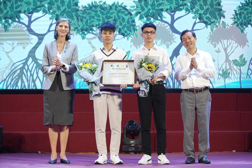 Bà Ramla và ông Nguyễn Văn Tiến trao giải nhất cho sinh viên Lê Phương.