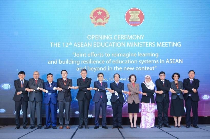 Phó Thủ tướng Chính phủ Vũ Đức Đam và Bộ trưởng, phụ trách giáo dục 10 nước ASEAN chụp ảnh lưu niệm tại lễ khai mạc hội nghị Bộ trưởng Giáo dục ASEAN lần thứ 12.