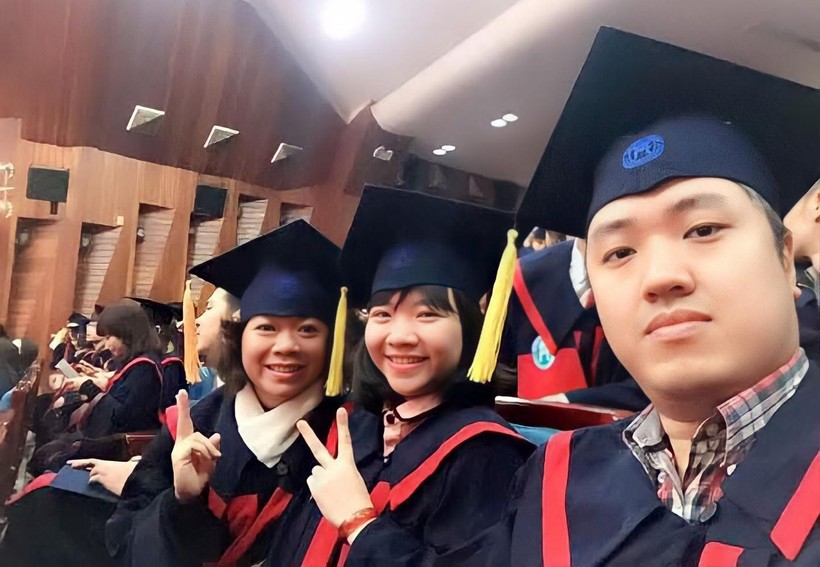 Hai vợ chồng Chiến Thắng và Hồng Anh trong ngày nhận bằng tốt nghiệp Thạc sĩ tại Trường ĐH Mở Hà Nội.