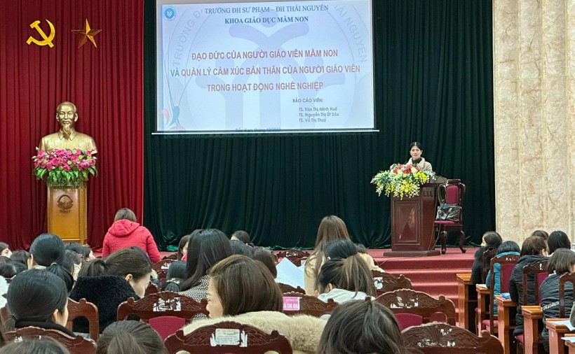 TS Trần Thị Minh Huế làm báo cáo viên tại Khóa tập huấn, bồi dưỡng giáo viên mầm non và cán bộ quản lý cơ sở giáo dục mầm non tỉnh Bắc Kạn.