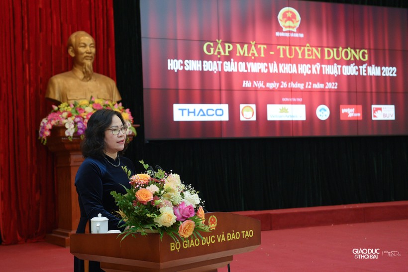 Thứ trưởng Bộ GD&ĐT Ngô Thị Minh phát biểu buổi gặp mặt – Tuyên dương học sinh đoạt giải Olympic quốc tế - sáng 26/12.