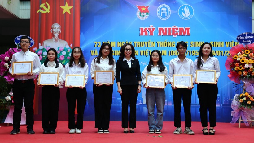 PGS.TS Nguyễn Thị Nhung – Hiệu trưởng Trường ĐH Mở Hà Nội trao tặng Giấy khen cho các tập thể đạt danh hiệu Tập thể 5 tốt cấp trường.