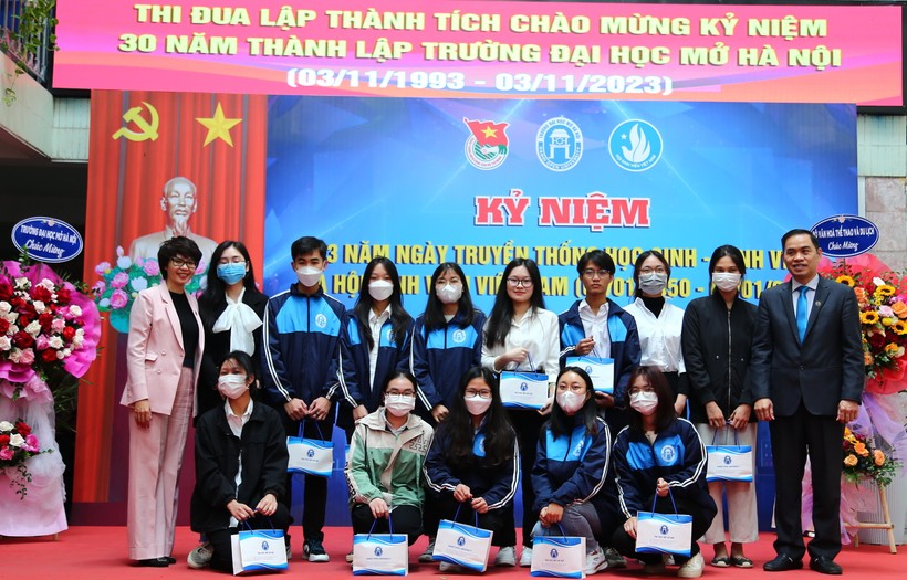 Trường ĐH Mở Hà Nội tuyên dương 'sinh viên 5 tốt' ảnh 2