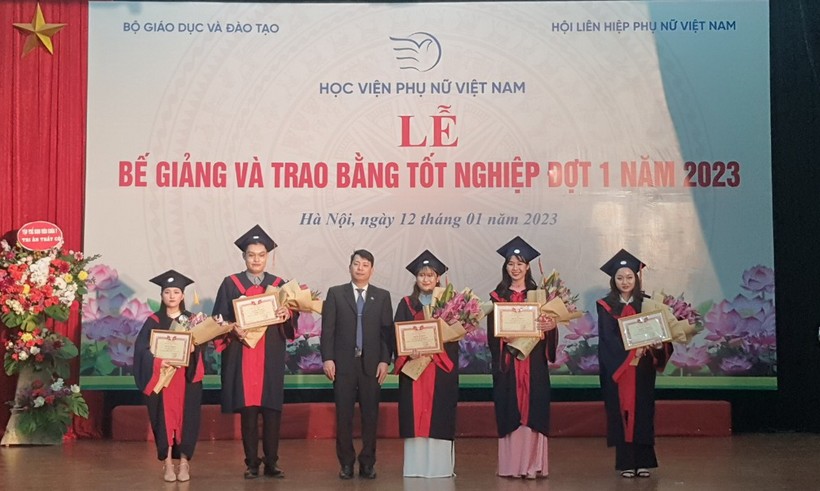 Hơn 400 sinh viên Học viện Phụ nữ Việt Nam nhận bằng tốt nghiệp ảnh 1