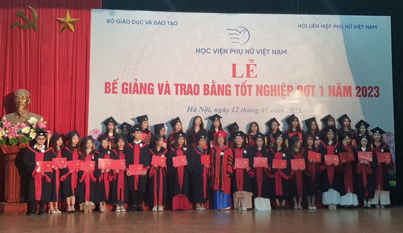 Hơn 400 sinh viên Học viện Phụ nữ Việt Nam nhận bằng tốt nghiệp ảnh 2