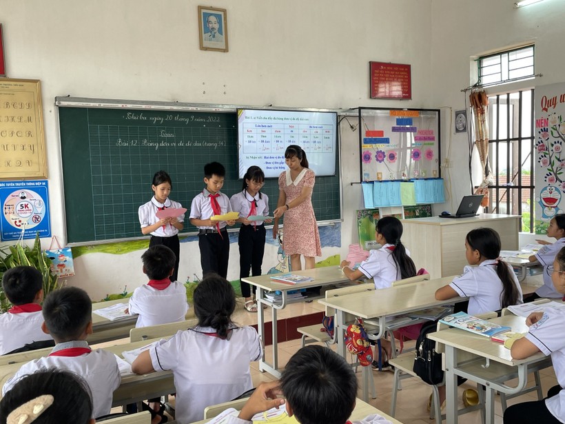 Cô - trò Trường tiểu học thị trấn Rạng Đông (Nghĩa Hưng, Nam Định).