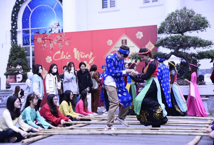 Sinh viên quốc tế trải nghiệm văn hóa Tết Việt ảnh 2