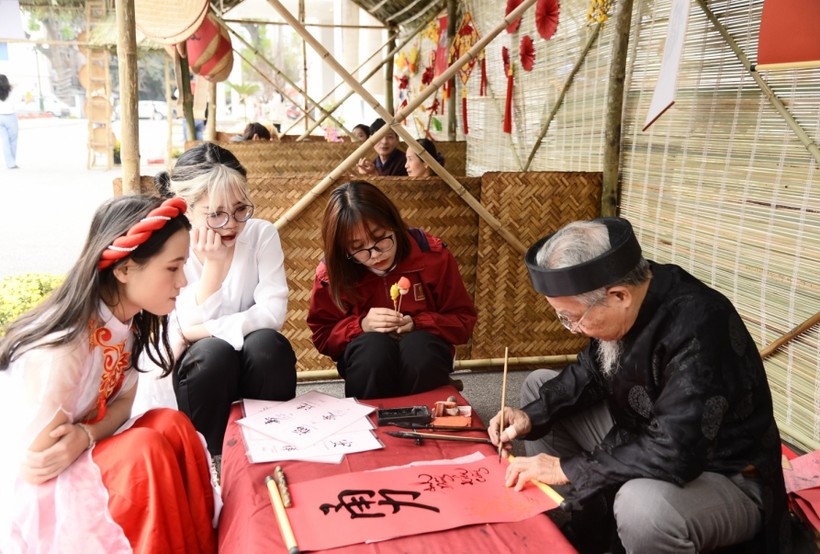 Sinh viên quốc tế thích thú với văn hóa xin chữ ông đồ của người Việt Nam.