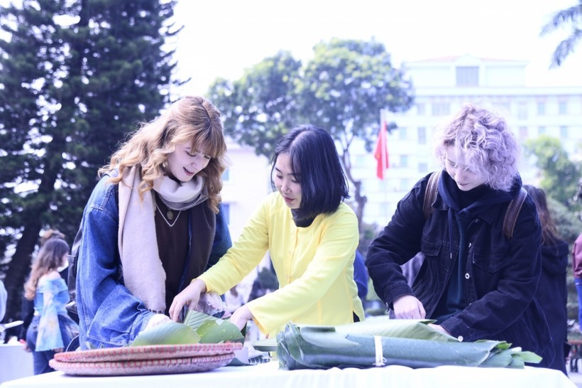 Sinh viên quốc tế tại Trường ĐH Hà Nội thích thú với trải nghiệm gói bánh chưng.