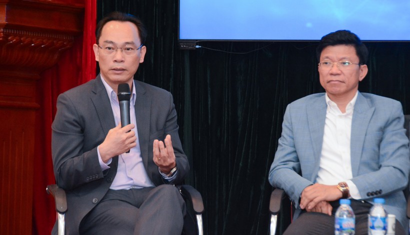 Thứ trưởng Bộ GD&ĐT Hoàng Minh Sơn (bên trái) trao đổi tại chương trình Tọa đàm.