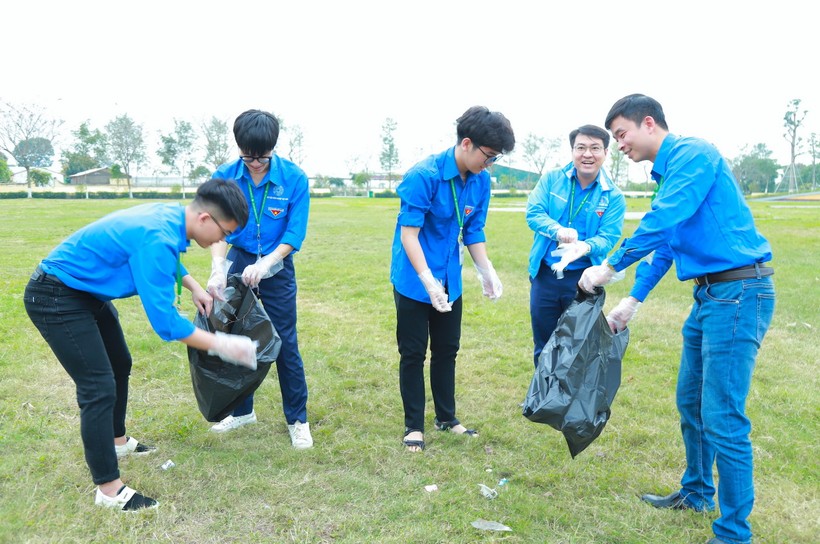 Đoàn Thanh niên Học viện Nông nghiệp Việt Nam ra quân dọn vệ sinh môi trường, bóc dỡ biển quảng cáo.